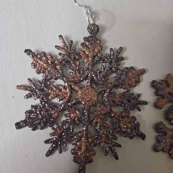 HANDCRAFTED Snowflake Pierced Earrings HANDPAINTED Holiday Jewelry Accessories - Picture 13 of 17